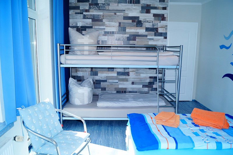 9Schlafzimmer mit Doppelbett u Doppelstockbett